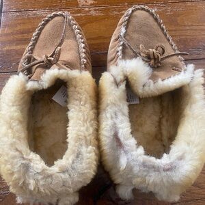 L.L. Bean Tan Shearling Women's Slippers 10 Read